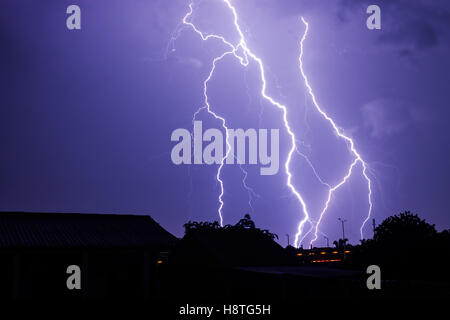 Silhouette einer Landschaft bei Gewitter am Himmel der Nacht blinkt. Langzeitbelichtung Fotografie. Stockfoto