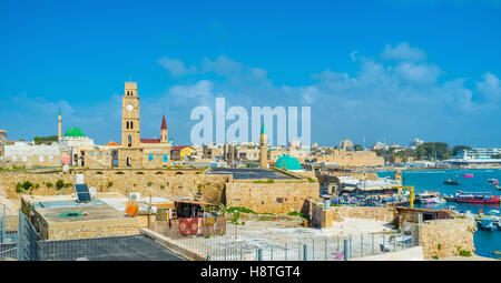 Die Acre Skyline mit ihren schönsten Sehenswürdigkeiten - Moscheen Kuppeln und Minarette, Kirchen Glockentürme und Uhrturm, Israel. Stockfoto