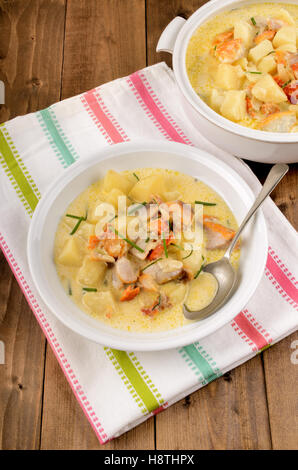 Cullen Skink machte ein traditionelles Gericht in Schottland mit geräuchertem Schellfisch und Kartoffel Stockfoto