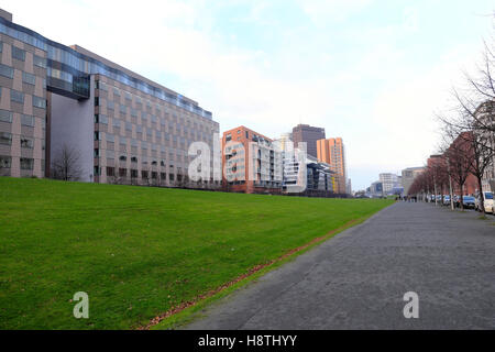 Tilla-Durieux-Park mit Pfizer aufbauend auf links und Gebäude am Potsdamer Platz in Mitte, Berlin, Deutschland, EU KATHY DEWITT Stockfoto