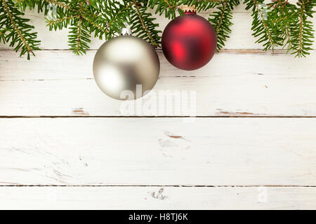 Weihnachten Hintergrund mit Tanne Äste und Kugeln Grenze auf weiß lackiertem Holz Stockfoto