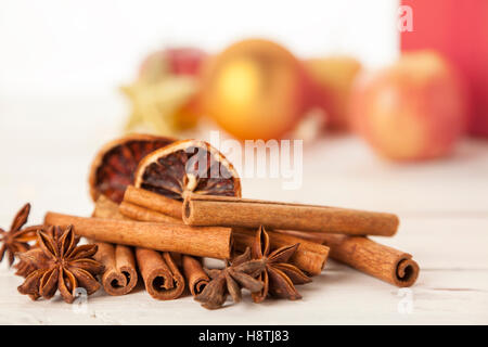 Haufen von Zimt quills, Sternanis und getrocknete Orangenscheiben, Weihnachtsdekoration im Hintergrund unscharf Stockfoto