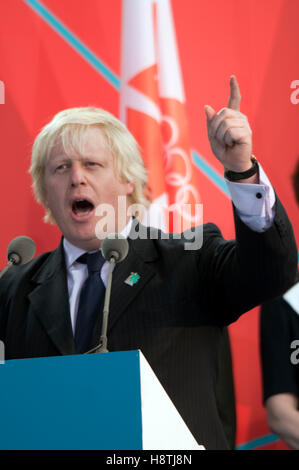 Boris Johnson bei der Zeremonie ein Jahr zu gehen für die Olympischen Spiele auf dem Trafalgar Square, London am 27. Juli 2011 Stockfoto