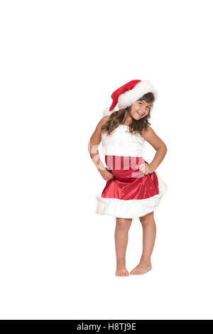 Süß lächelnd lange behaartes Brünette Mädchen im Weihnachtsmann-Kostüm posiert. Auf dem weißen Hintergrund isoliert. Stockfoto