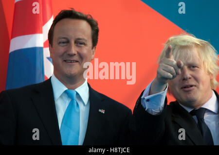 David Cameron und Boris Johnson, bei der ein Jahr gehen Zeremonie für die Olympischen Spiele am Trafalgar Square, London, am 27. Juli 2011 Stockfoto