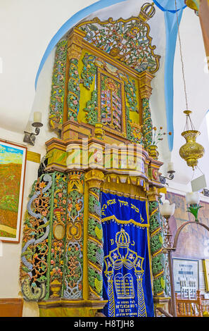 Die Thora Arc in Ari aschkenasische Synagoge, das Olivenholz aus und mit bunten geschnitzten Mustern verziert Stockfoto