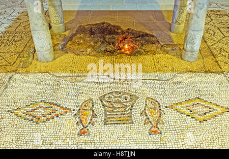 Der Mosaikboden der Multiplikation Kirche, schildert die Fische und Korb mit Broten, die Jesus fünftausend Menschen speiste Stockfoto