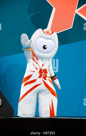 Die Olympischen Maskottchen Wenlock, bei einem Jahr gehen Zeremonie für die Olympischen Spiele am Trafalgar Square, London, am 27. Juli 2011 Stockfoto