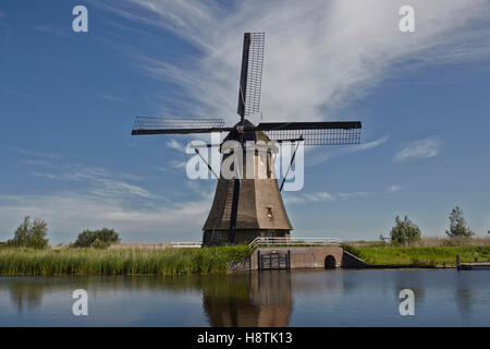 Linie von Windmühlen neben einem Kanal bei Kinderdijk, Niederlande. Stockfoto