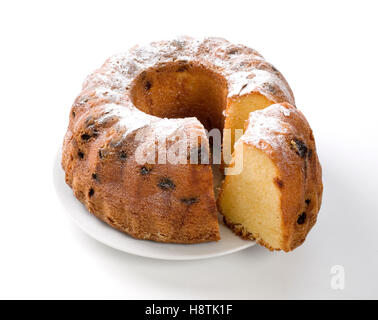 Kuchen mit Rosinen und Zucker auf Platte auf einem weißen Hintergrund Stockfoto