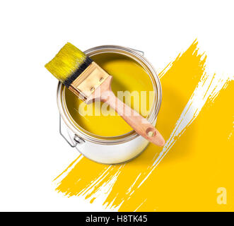 Gelbe Farbe Dose mit Pinsel an der Spitze auf weißem Hintergrund mit gelben Strichen Stockfoto