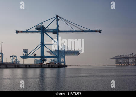 Verlassene Hafenterminal morgens in einem Hafen für die Be- und Entladung Frachtschiffe und Fracht Stockfoto