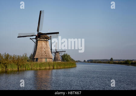 Reihe von traditionellen Windmühlen entlang der blauen Kanal in Kinderdijk, Holland Stockfoto