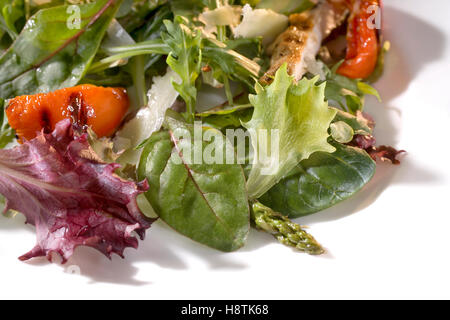 Salat-Mix mit Rucola, Frisee, Radicchio und Feldsalat. Isoliert auf weißem Hintergrund. Stockfoto