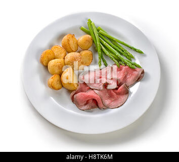 Scheiben Roastbeef mit Kartoffeln auf einem weißen Teller Stockfoto