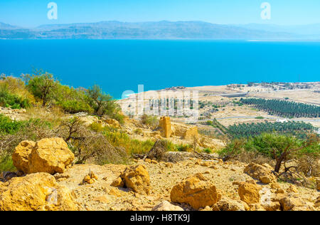 Der Berghang in der Judäischen Wüste mit dem Blick auf Kibbuz Landwirtschaft Gegend am Toten Meer, Israel. Stockfoto