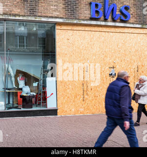 BHS British Home Stores. Passanten vorbei geschlossen, mit Brettern vernagelt laden und Schaufenster demontiert Stockfoto