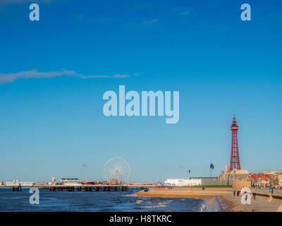 Blackpool Tower und Central Pier, Blackpool, Lancashire, UK. Stockfoto