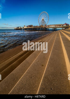 Central Pier und Steinstufen, die Bestandteil des Meeres Abwehrkräfte, Blackpool, Lancashire, UK. Stockfoto