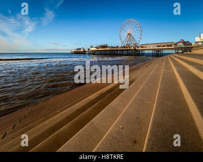 Central Pier und Steinstufen, die Bestandteil des Meeres Abwehrkräfte, Blackpool, Lancashire, UK. Stockfoto