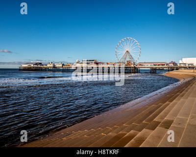 Central Pier und Steinstufen, die Bestandteil des Meeres Abwehrkräfte, Blackpool, Lancashire, UK. Stockfoto