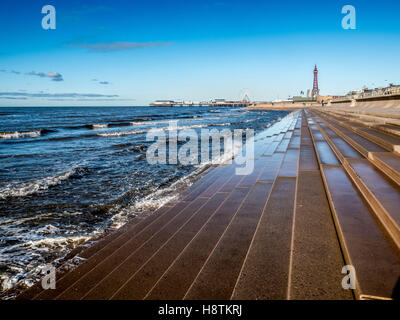 Blackpool Tower, Central Pier und Stein Schritte bilden Teil des Meeres Abwehrkräfte, Blackpool, Lancashire, UK. Stockfoto