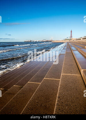 Blackpool Tower, Central Pier und Stein Schritte bilden Teil des Meeres Abwehrkräfte, Blackpool, Lancashire, UK. Stockfoto