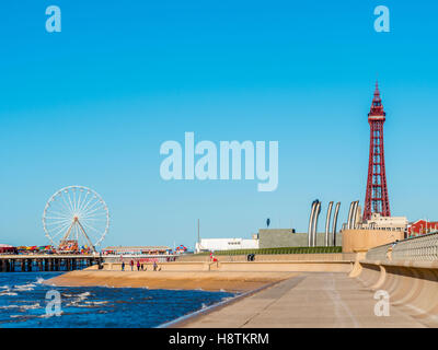 Blackpool Tower und Central Pier, Blackpool, Lancashire, UK. Stockfoto