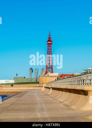 Blackpool Tower und Ufermauer, Blackpool, Lancashire, UK. Stockfoto