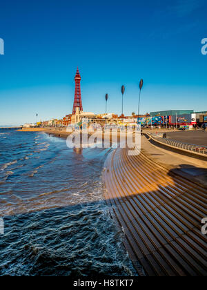 Blackpool Tower, Promenade und Treppen, die ins Meer vom Central Pier, Blackpool, Lancashire, UK. Stockfoto