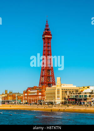 Blackpool Tower und Promenade, Blackpool, Lancashire, UK. Stockfoto