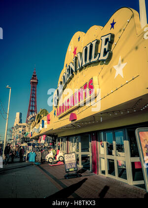 Goldene Meile-Spielhalle Zeichen an Strandpromenade, Blackpool, Lancashire, UK. Stockfoto