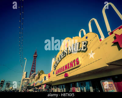 Goldene Meile-Spielhalle Zeichen an Strandpromenade, Blackpool, Lancashire, UK. Stockfoto