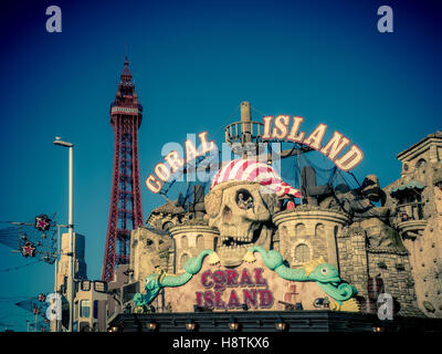 Coral Island Amusement Arcade Zeichen an Strandpromenade, Blackpool, Lancashire, UK. Stockfoto