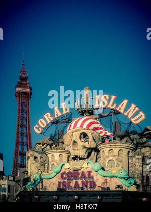 Coral Island Amusement Arcade Zeichen an Strandpromenade, Blackpool, Lancashire, UK. Stockfoto