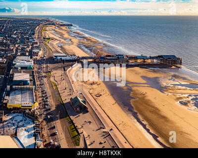 Central Pier mit South Pier und Pleasure Beach in Ferne, Blackpool, Lancashire, UK. Stockfoto