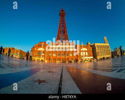 Komödie-Teppich vor Blackpool Tower, des Künstlers Gordon Young erstellt und entwickelt in Zusammenarbeit mit Why Not Associates Stockfoto