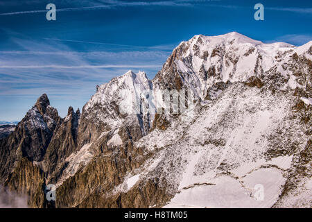 Panorama von der Terrasse des Helbronner Spitze: Gipfel und Mont-Blanc-massiv auf der rechten Seite, der Aiguille Noire de Peuterey auf der linken Seite. Stockfoto