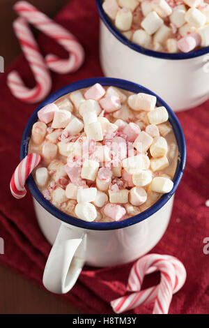 heiße Schokolade mit Mini Marshmallow Zuckerstange Stockfoto