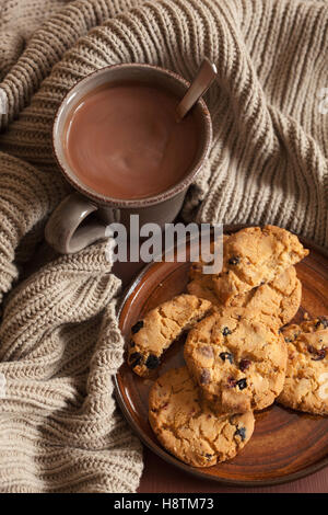 heiße Schokolade wärmenden Getränk Wolle werfen gemütliche Herbst cookies Stockfoto