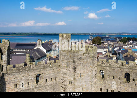 Hohen Blick auf Menai Strait und Isle of Anglesey von Caernarfon Castle Innenwände. Caernarfon, Gwynedd, Wales, UK, Großbritannien Stockfoto