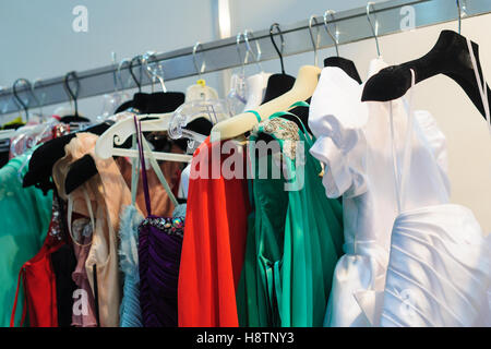 Womans Kleider auf Kleiderbügeln im store Stockfoto