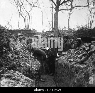 Fotografie des 20. Jahrhunderts; Soldaten in einem Graben während des Ersten Weltkriegs Stockfoto