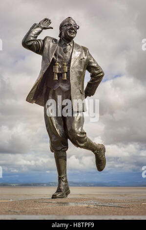 Statue von Komiker Eric Morecambe in klassischer Pose auf der Strandpromenade in Morecambe Lancashire UK Stockfoto
