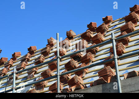 Fliesen auf Dach Schlagstöcken hinter Gerüsten bereit für Fliesen gelegt. Stockfoto