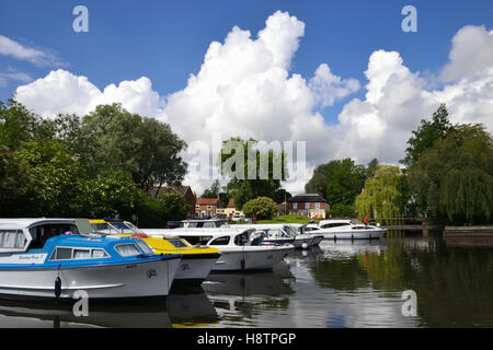Miete Boote vertäut am Loddon Staithe auf dem Fluss Chet, Norfolk Broads Stockfoto