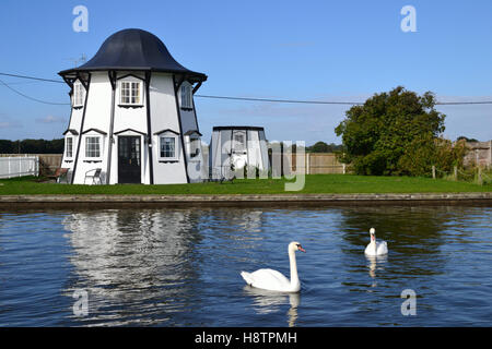 Niederländische Tutch am Fluss Hütte am Fluß Thurne auf Potter Heigham auf den Norfolk Broads Stockfoto