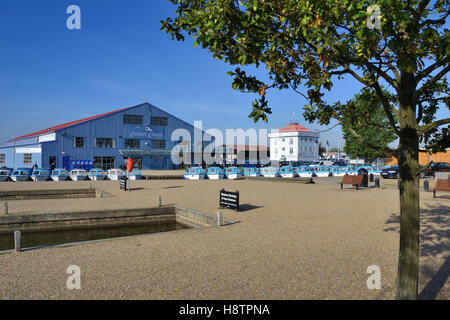 Herbert Woods Tower und Werft am Potter Heigham Staithe neben dem Fluß Thurne auf den Norfolk Broads. Stockfoto