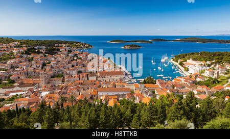 Blick auf Hvar. Paklinski-Inseln im Hintergrund. Insel Hvar, Adria. Kroatien. Europa. Stockfoto