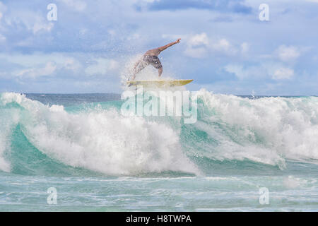 Surfer am Banzai Pipeline, North Shore Oahu Hawaii Wellen an diesem Tag waren 4-8 Füße. Stockfoto